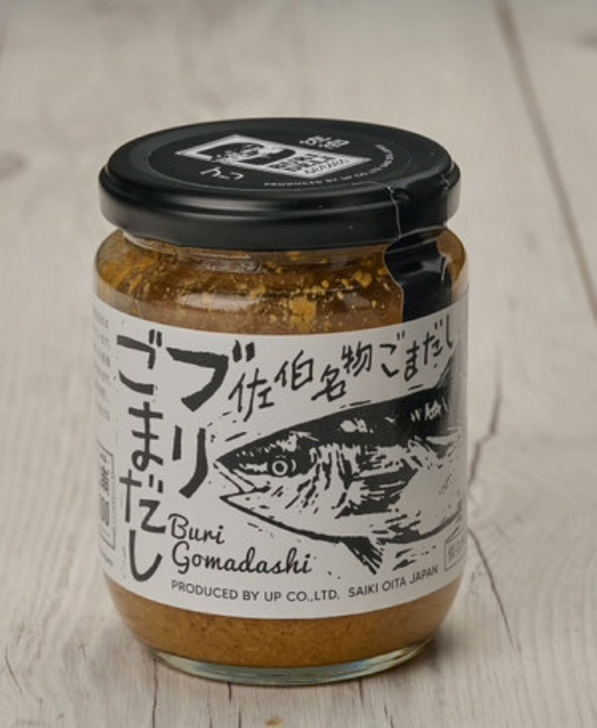 「BURIDELIシリーズ」のブリごまだしをうどんにかけた調理例画像。大分県の郷土料理「ごまだし」にブリの旨味を加えた、麺類や和え物に使える万能調味料。