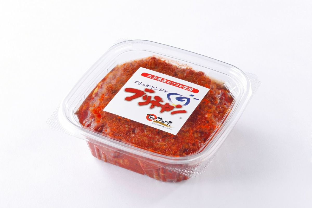 大分県産のブリ（鰤）を使った「ブリチャン」（ブリのチャンジャ）の盛り付け画像。コリコリとした食感が特徴の珍味を、おつまみやお茶漬け用に通販でお取り寄せ。