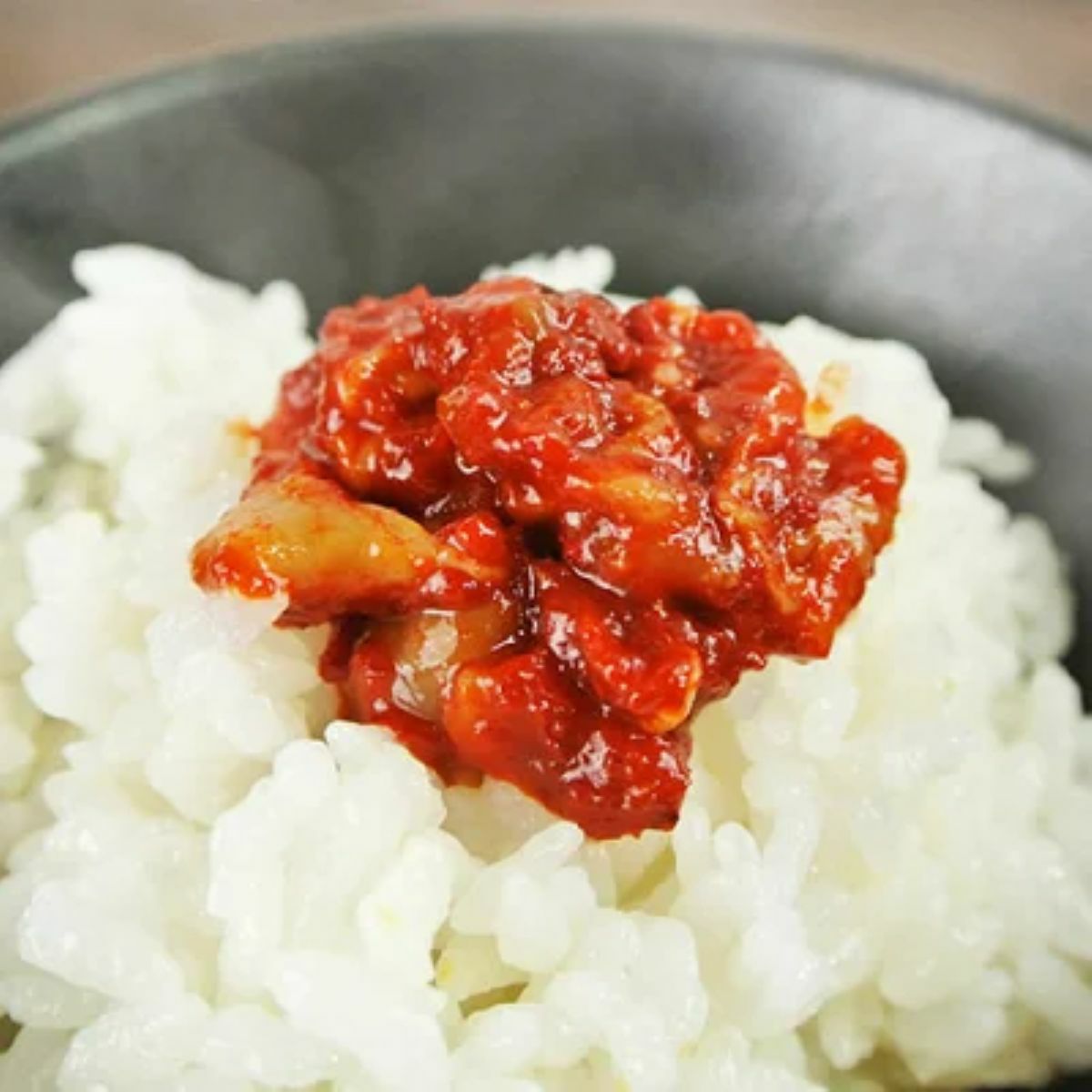 大分県産のブリ（鰤）を使った「ブリチャン」（ブリのチャンジャ）の盛り付け画像。コリコリとした食感が特徴の珍味を、おつまみやお茶漬け用に通販でお取り寄せ。