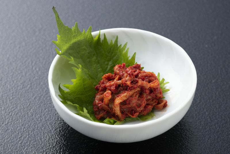 大分県産のブリ（鰤）を使った「ブリチャン」（ブリのチャンジャ）の盛り付け画像。コリコリとした食感が特徴の珍味を、おつまみやお茶漬け用に通販でお取り寄せ。