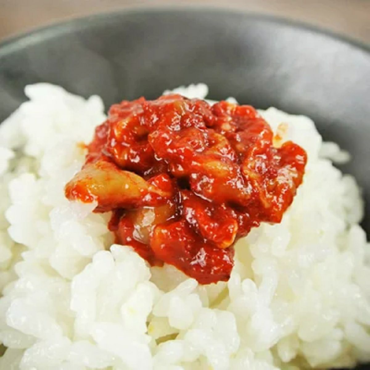 大分県産のブリ（鰤）を使った「ブリチャン」（ブリのチャンジャ）の盛り付け画像。コリコリとした食感が特徴の珍味を、おつまみやお茶漬け用に通販でお取り寄せ。