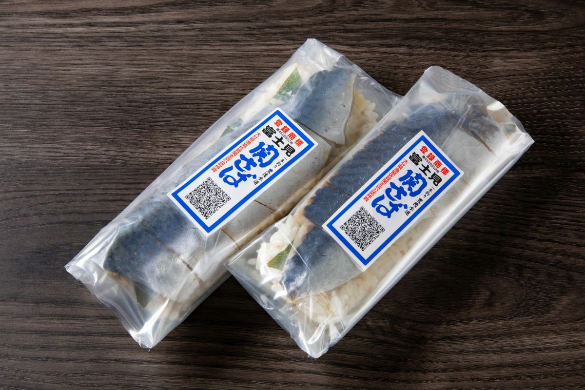 大分県産「関さば棒寿司」の冷凍2本セットのパッケージ画像。お祝いやパーティーに便利な海鮮寿司セットを通販で購入。