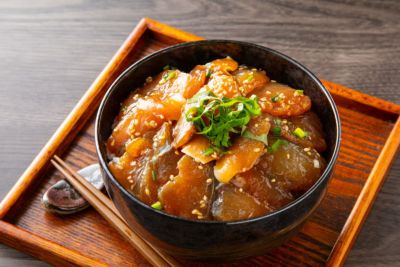 大分県産の関さばを使った「富士見のりゅうきゅう」をご飯に盛り付けた漬け丼の画像。新鮮な関さばの漬け丼を手軽に楽しめる、通販のお取り寄せグルメ。