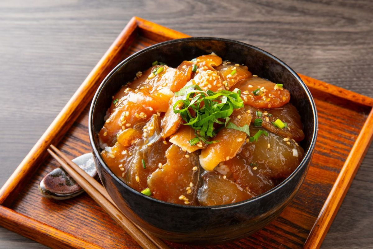 大分県産の関さばを使った「富士見のりゅうきゅう」をご飯に盛り付けた漬け丼の画像。新鮮な関さばの漬け丼を手軽に楽しめる、通販のお取り寄せグルメ。