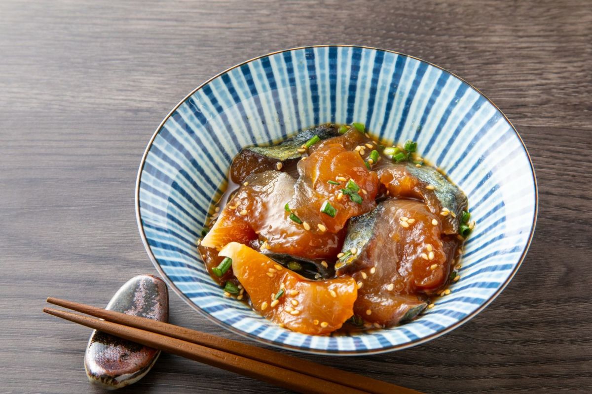 ブランド魚「関さば」を特製タレで漬け込んだ「富士見のりゅうきゅう」のアップ画像。身が締まった関さばの食感が伝わる、大分からのお取り寄せ品。