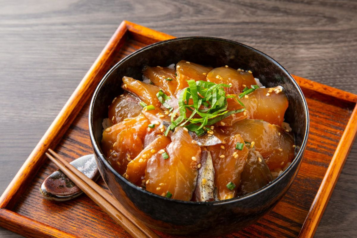 大分県産の関あじを使った「富士見のりゅうきゅう」をご飯に盛り付けた漬け丼の画像。新鮮な関あじの漬け丼を手軽に楽しめる、通販のお取り寄せグルメ。