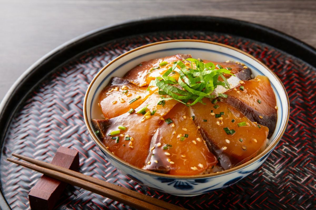 関ぶりのりゅうきゅうをご飯に盛り付けた漬け丼の調理例画像。脂の乗った関ぶりを贅沢に使った大分名物の海鮮丼。