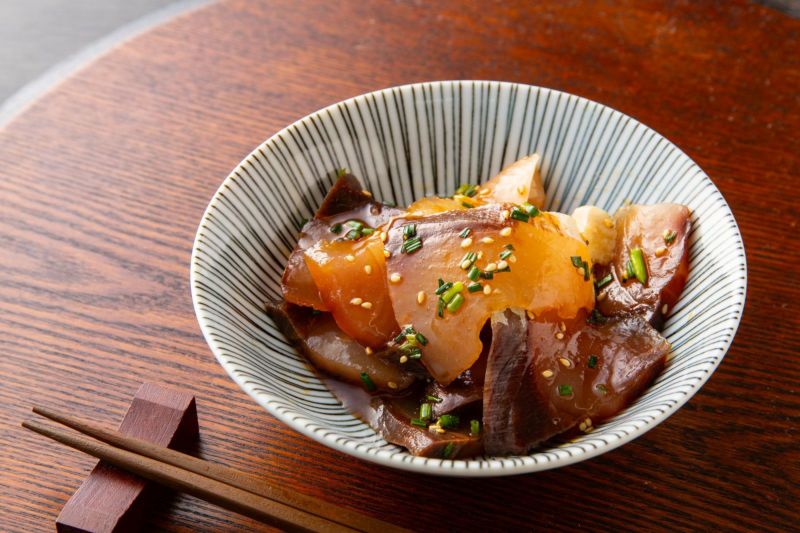 大分県のブランド魚「関ぶり」のりゅうきゅうをタレに絡めたアップ画像。新鮮な関ぶりを使い、ご家庭で手軽に大分の郷土料理を楽しめます。