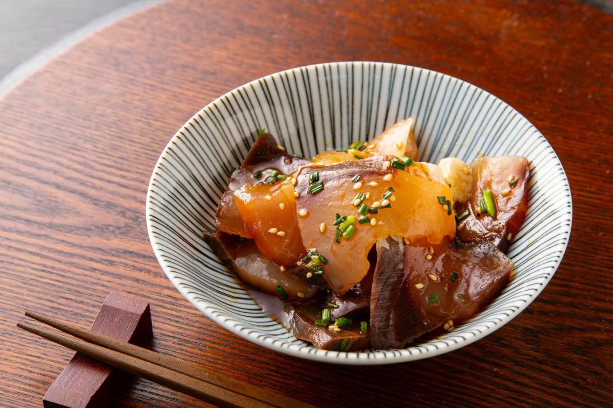 大分県のブランド魚「関ぶり」のりゅうきゅうをタレに絡めたアップ画像。新鮮な関ぶりを使い、ご家庭で手軽に大分の郷土料理を楽しめます。