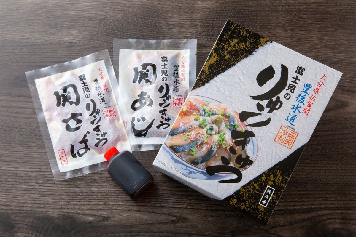大分県産の関あじ・関さばのりゅうきゅう（関冷刺）が各1パック入った、化粧箱入りのセット画像。贈答用やギフトに最適な大分グルメ。