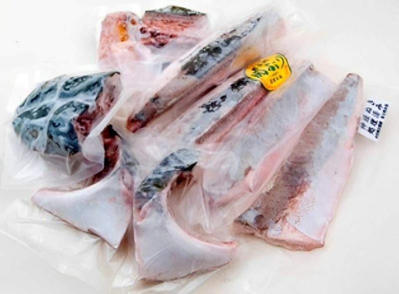 大分県産のブランド魚「関ぶり」2～3kg（解体済）の切り身やアラのセット画像。お刺身（関冷刺）や料理に使える関ぶりを産地直送でお取り寄せ。