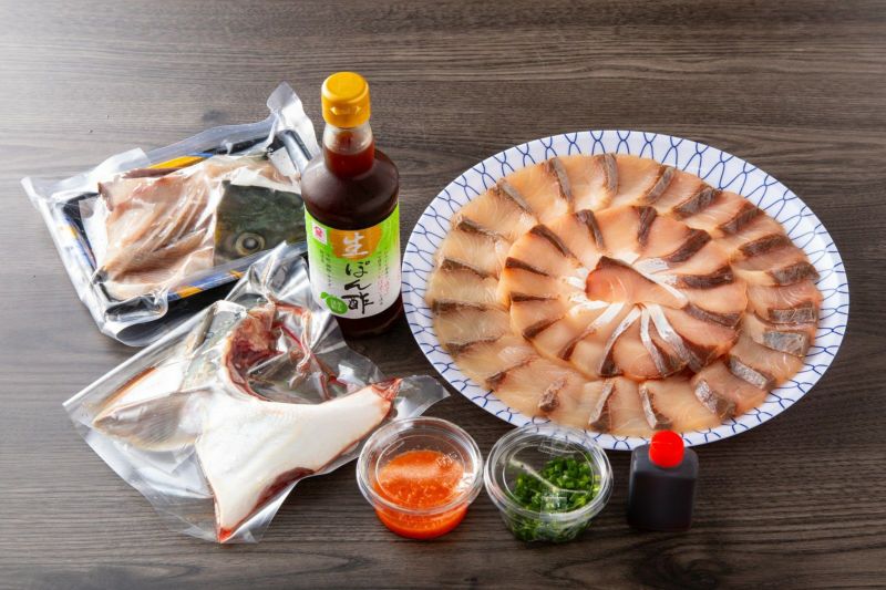 大分県産の【天然一本釣り】関ぶりしゃぶしゃぶセット（3人前）の内容物画像。上質な関ぶりの切り身がたっぷり入った豪華なセットを通販でお取り寄せ。