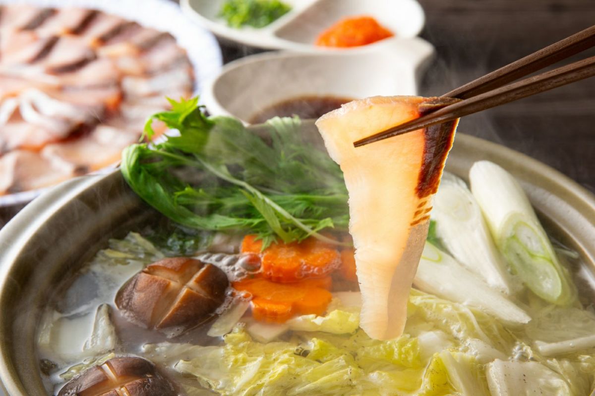 関ぶりの切り身を鍋でしゃぶしゃぶしている調理イメージ画像。新鮮で脂が乗った大分県産の関ぶりを、自宅で鍋料理として楽しめます。