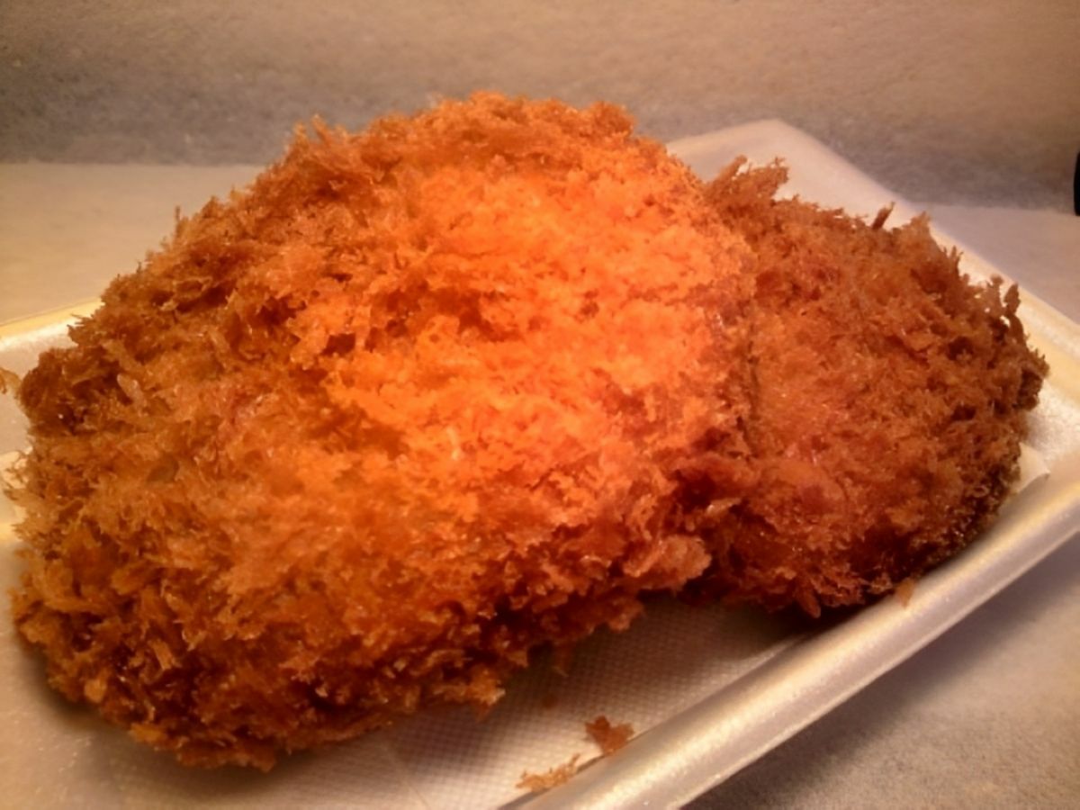 大分県産のブランド魚「関あじ」を使ったコロッケ15個入りの調理画像。おかずや弁当に便利な大分のご当地コロッケを通販でお取り寄せ。