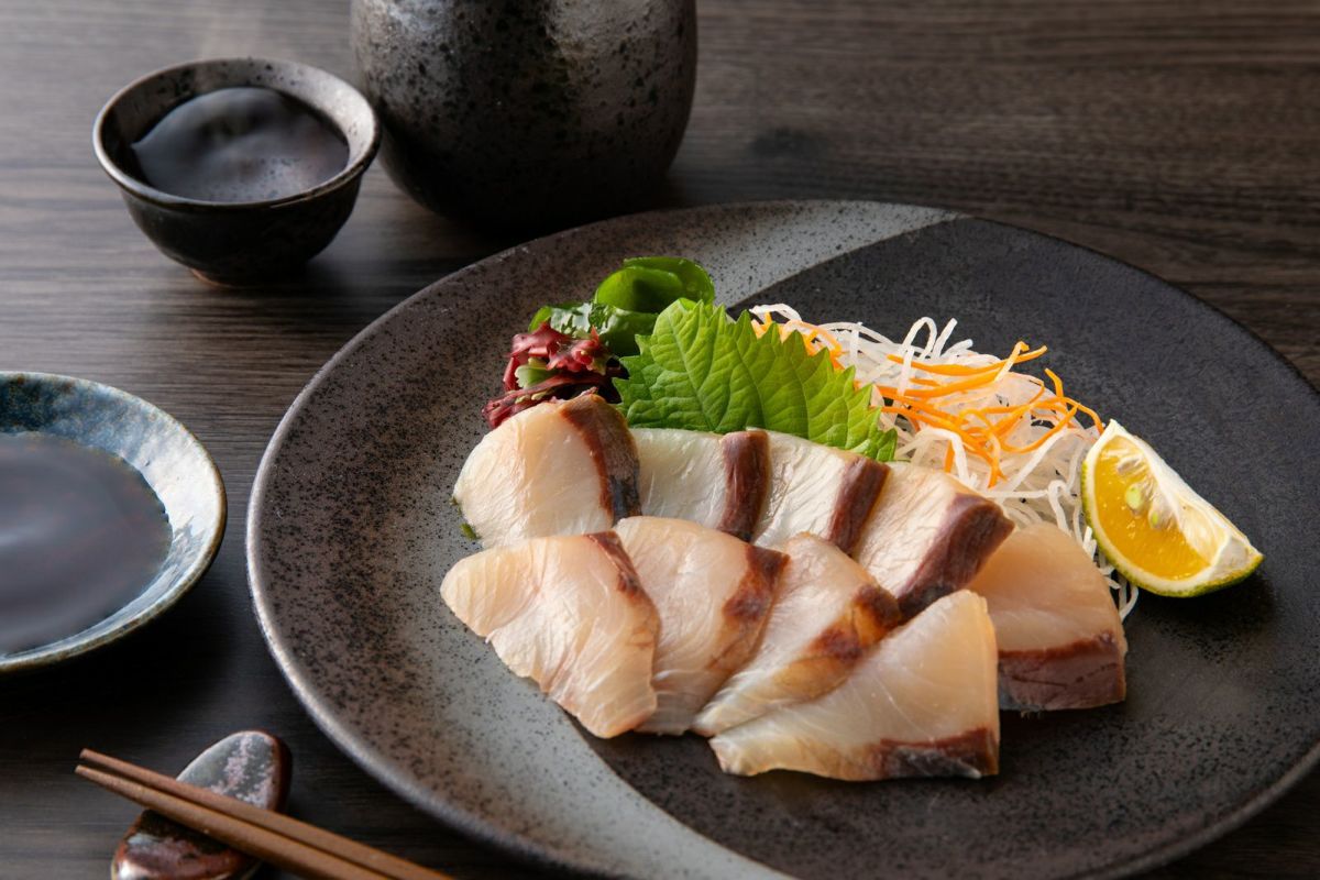 大分県産のブランド魚「関ぶり」の刺身（関冷刺）の盛り付け画像。脂が乗った関ぶりの刺身を冷凍でお取り寄せ、通販で購入。