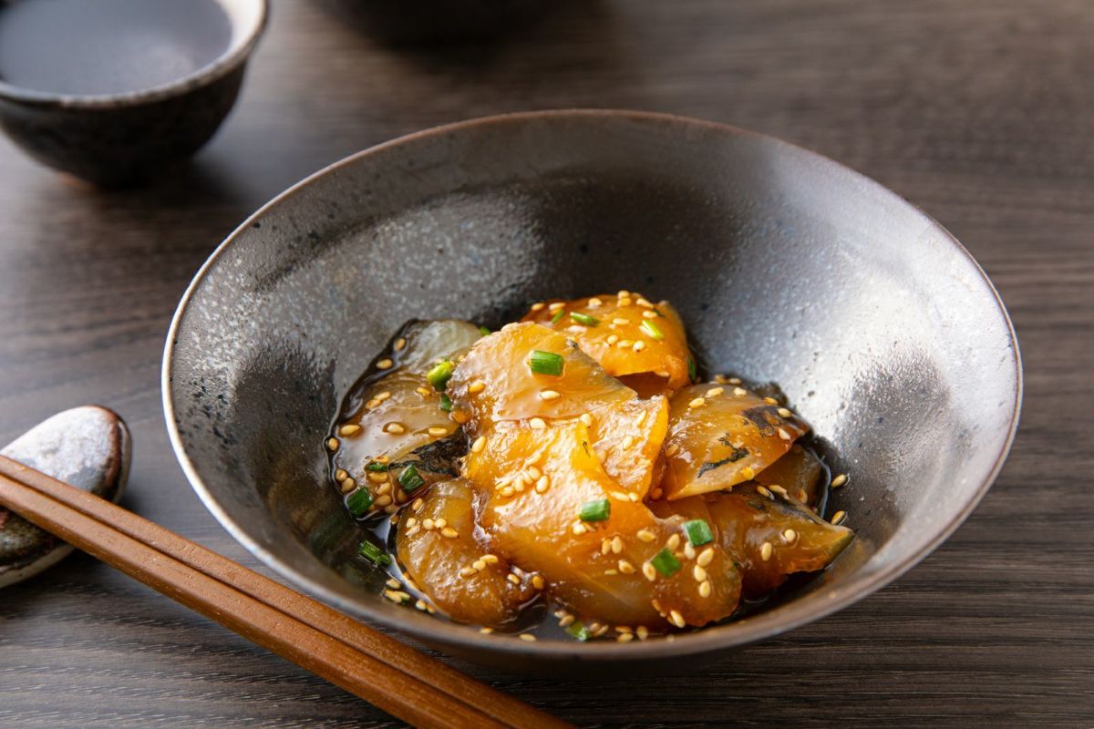 関あじの刺身に付属のタレを絡めて「りゅうきゅう」にした調理例画像。大分名物の漁師飯を家庭で手軽に楽しめる、通販のお取り寄せセット。