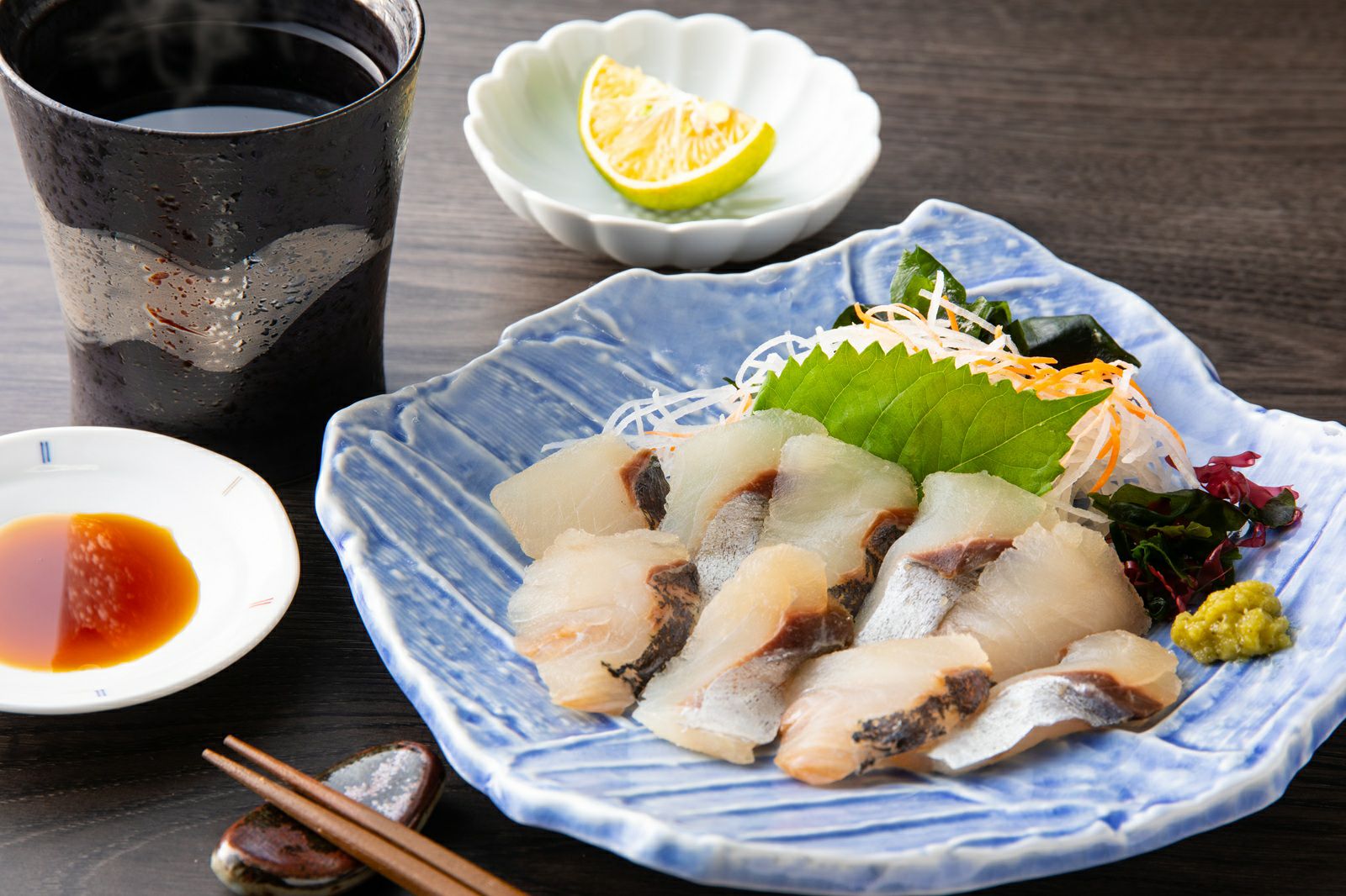 大分県産のブランド魚「関あじ」の刺身（関冷刺）の盛り付け画像。新鮮な関あじを冷凍でお取り寄せ、通販で購入。
