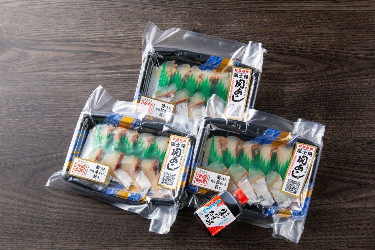 大分県産の関あじ刺身が3パック入った「関冷刺」セットの画像。冷凍で長期保存でき、必要な分だけ解凍可能。