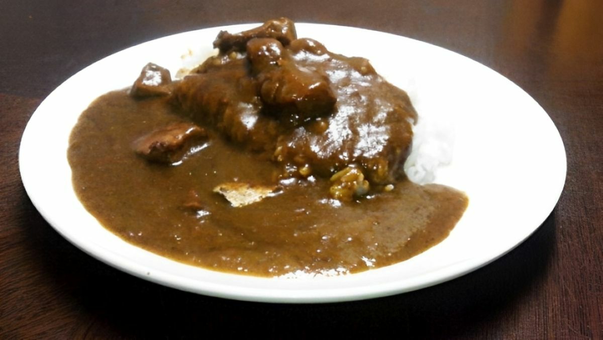 大分県産のブランド魚「関ぶり」を使った「出世関ぶりカレー」の調理例画像。レトルトで手軽に楽しめるご当地カレーを通販でお取り寄せ。