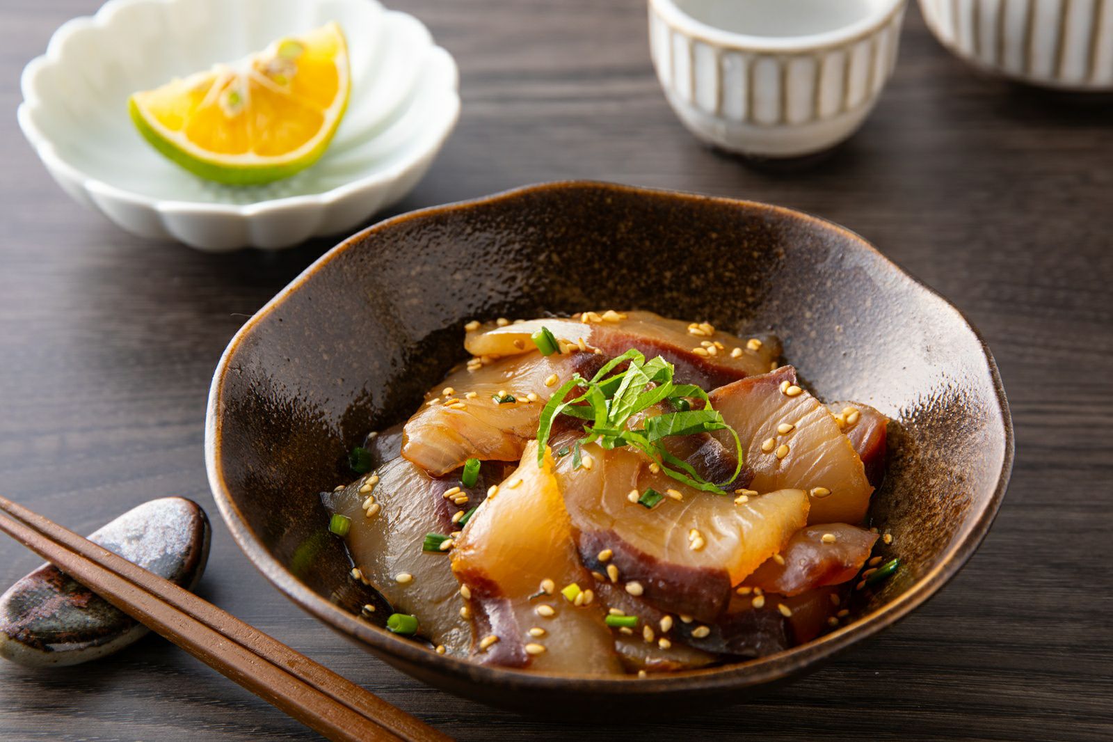 大分県の郷土料理「りゅうきゅう」用の特製タレ「富士見のりゅうきゅうたれ」で漬けたブリのりゅうきゅうの画像。新鮮な魚介を漬け込むのに最適な、飲食店や家庭での大量使用に対応。