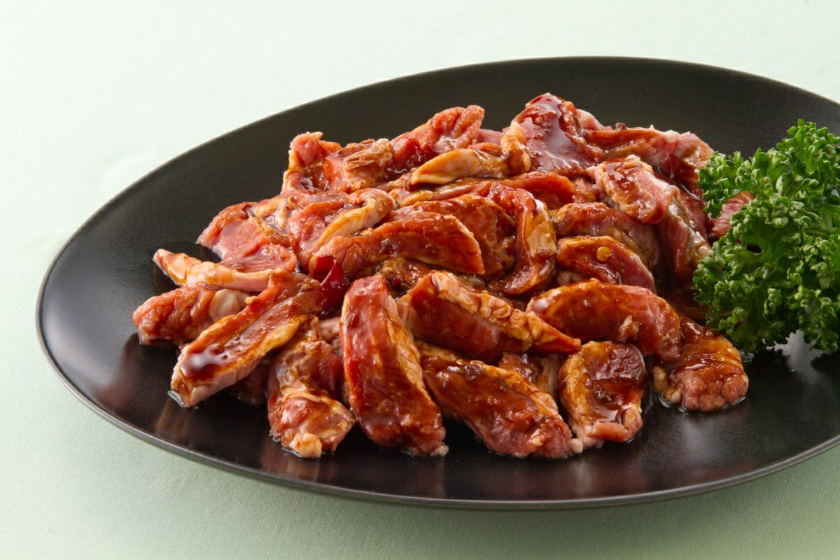 日田のB級グルメ、福地のうなるホルモン「豚サガリ」の調理前の盛り付け画像。秘伝のタレで味付けされた柔らかい豚サガリを、ご飯やお酒のおつまみに。