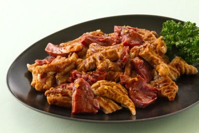 日田のB級グルメ、福地のうなるホルモン「豚ミックス」の調理前の盛り付け画像。大腸、小腸、生ダルムの3種類のホルモンを併せた本格的なホルモン焼き。ご飯のお供やお酒のおつまみに最適な濃厚な旨味。