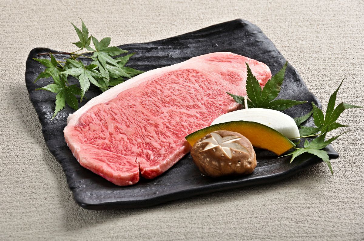 大分県のブランド牛「おおいた和牛サーロインステーキ」肉を皿に盛り付けた画像。美しいサシ（霜降り）が入っており、贈答やお祝いに最適な高級ステーキ肉。