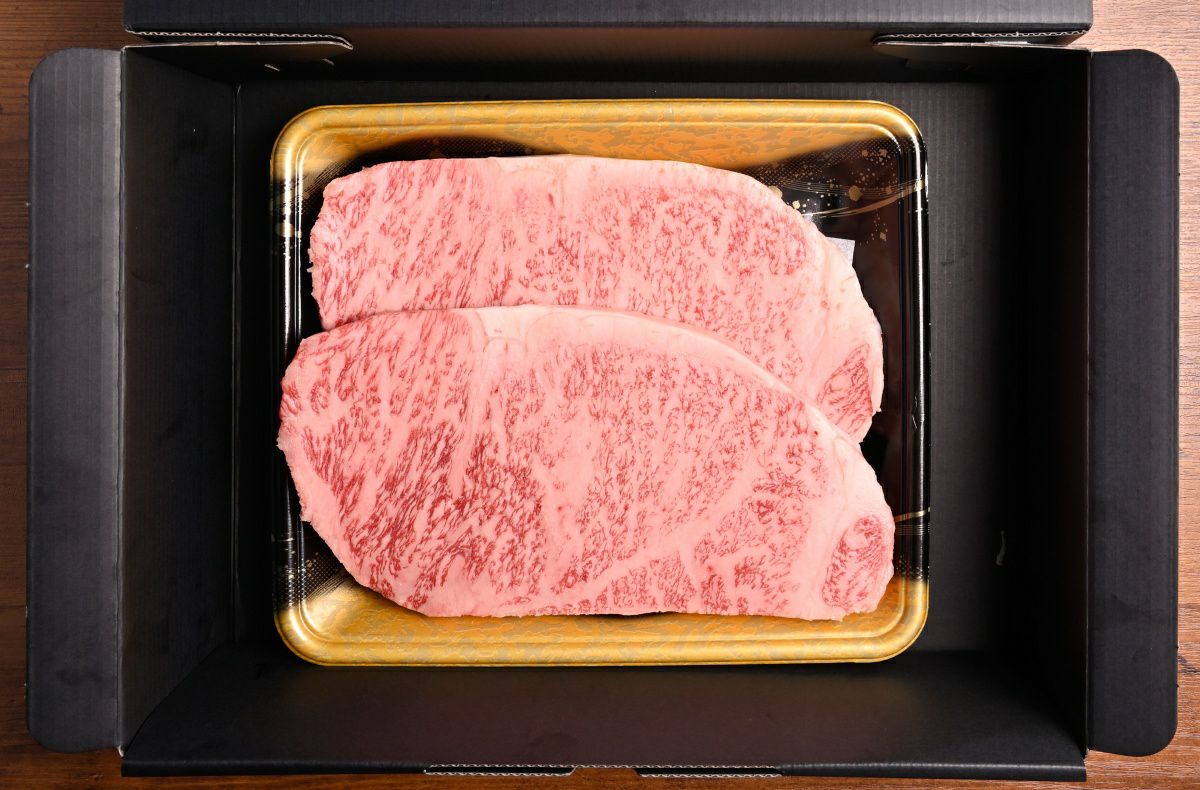 大分県のブランド牛「おおいた和牛サーロインステーキ」肉がパックまたは箱に詰められた内容量画像。ご自宅で贅沢なステーキを楽しめる、通販のお取り寄せセット。