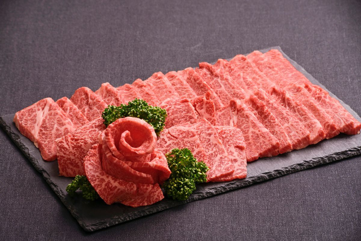 大分県のブランド牛「おおいた和牛」の異なる部位（カルビ、ロース）を皿に美しく盛り付けた調理前の画像。合計600gの焼肉食べ比べに最適な贅沢なセット。
