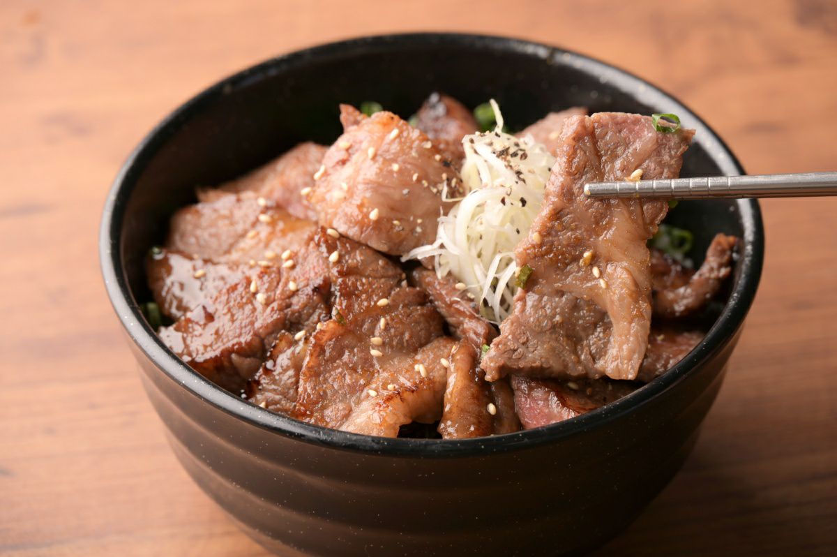 焼き上げた大分県産「おおいた和牛」の肉をご飯に盛り付けた焼肉丼の画像。肉の旨味とタレの風味が絡んだ、ボリューム満点の贅沢な和牛丼。