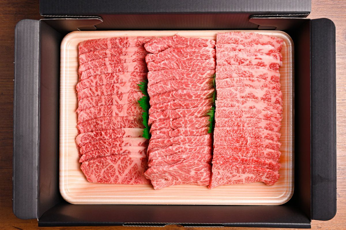 大分県のブランド牛「おおいた和牛」の3種類の肉がトレイに並べられた内容量画像。合計750gの大容量で、ご自宅で本格的な和牛焼肉を楽しめるセット。