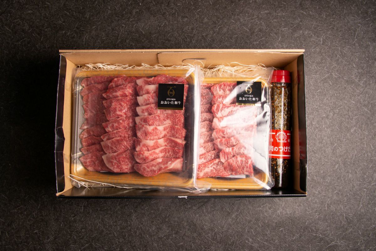 大分県のブランド牛「おおいた和牛カルビ」1kgとつけダレ300gが、それぞれパックに入れられ、贈答用化粧箱に詰められた内容量画像。お祝いやギフトに最適な豪華な焼肉セット。