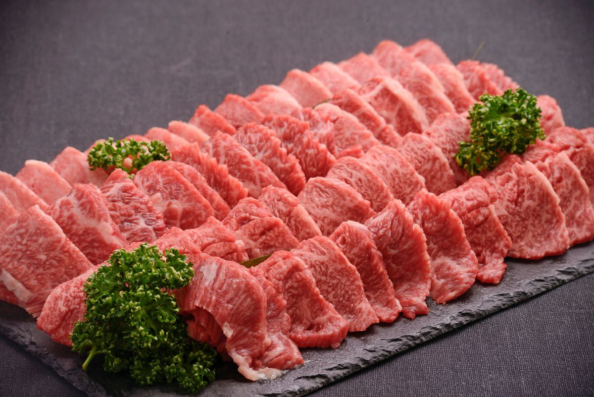 大分県のブランド牛「おおいた和牛」3種類（カルビ、ロースなど）と「国産ホルモン」を大皿に盛り付けた調理前の画像。焼肉やBBQに最適な、豪華な大分の肉セット。