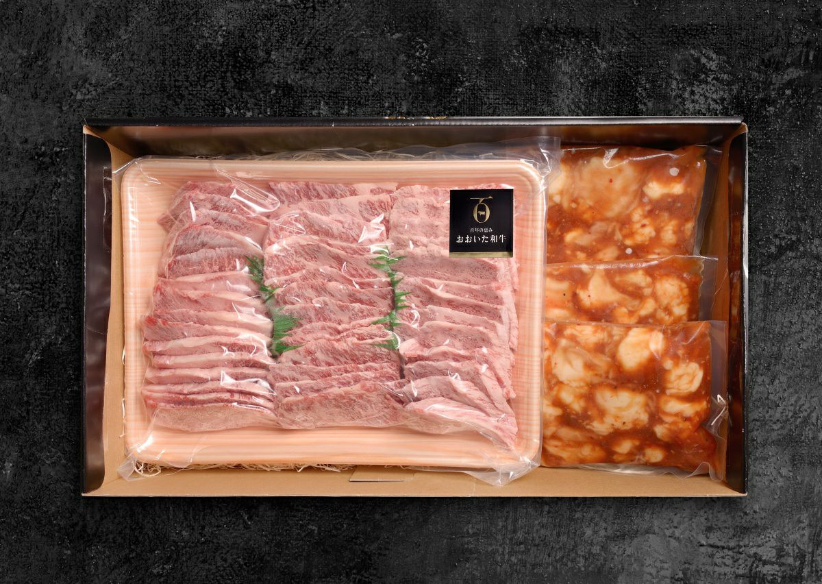 大分県のブランド牛「おおいた和牛3種盛り」と「国産ホルモン」がそれぞれパックに詰められた内容量画像。ご自宅で豪華な焼肉を楽しめる、通販お取り寄せセット。