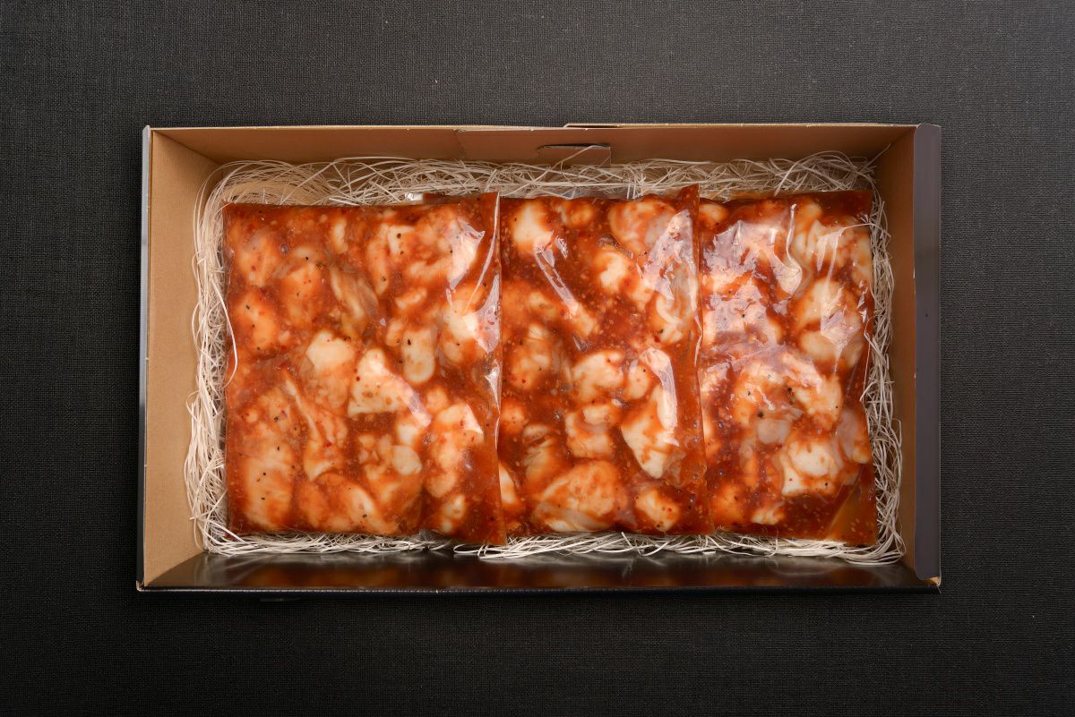 国産ホルモンが大容量1.2kgで冷凍パックに入った内容量画像。ご家族や友人と楽しむのに最適な、お得な大容量ホルモンを通販でお取り寄せ。