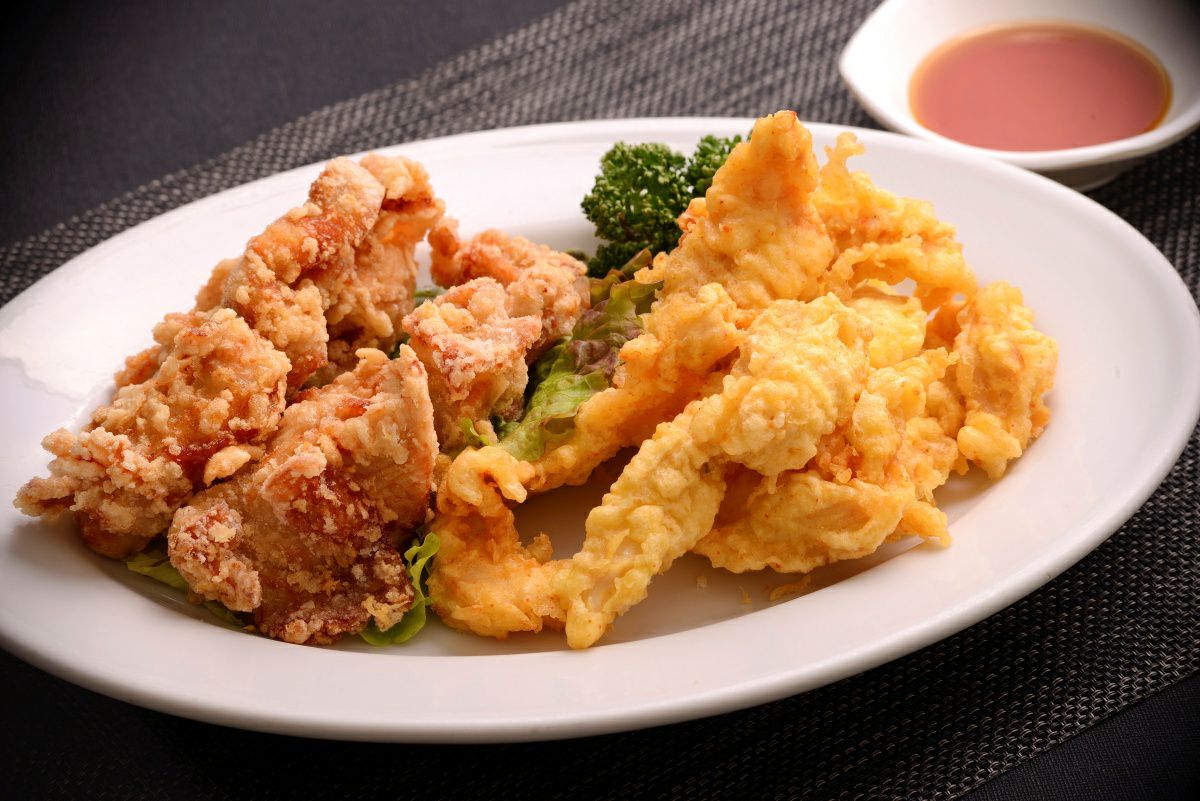 大分名物「とり天」と「唐揚げ」の調理後の大皿盛り付け画像。合計2kgの大容量セットで、パーティーやお子様のいるご家庭に最適なご当地グルメ。