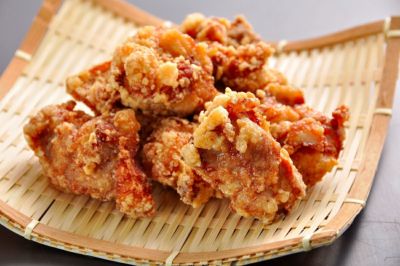 大分名物の唐揚げを皿に盛り付けた画像。カラッと揚がって中はジューシーな大分唐揚げの食感が伝わるアップ画像。