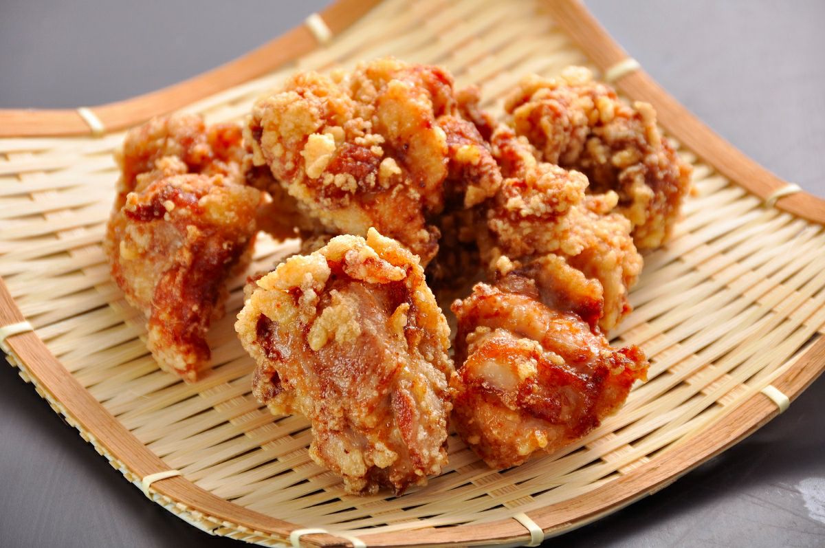 大分名物の唐揚げを皿に山盛りに盛り付けた画像。カラッと揚がった、ジューシーな大分唐揚げの食感が伝わるアップ画像。