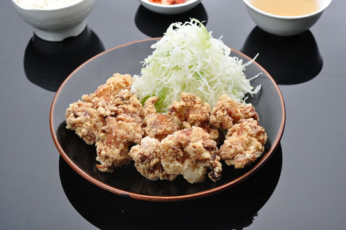 大分名物唐揚げをメインディッシュとして食卓に盛り付けた画像。夕食のおかずやパーティー、お弁当に最適な大容量の唐揚げセット。