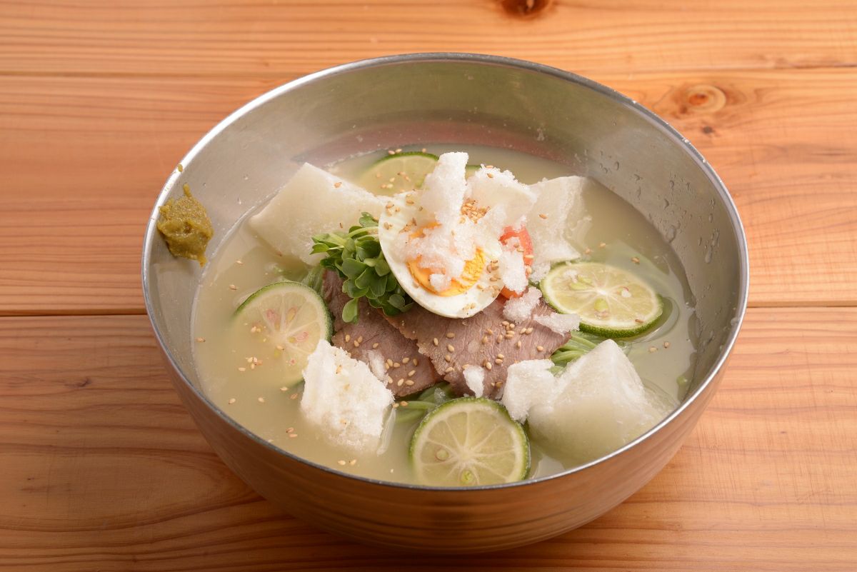 大分特産のかぼすを使用した「かぼす冷麺」の調理後の盛り付け画像。爽やかなかぼすの風味が効いた、夏場にぴったりのさっぱりとした冷麺。