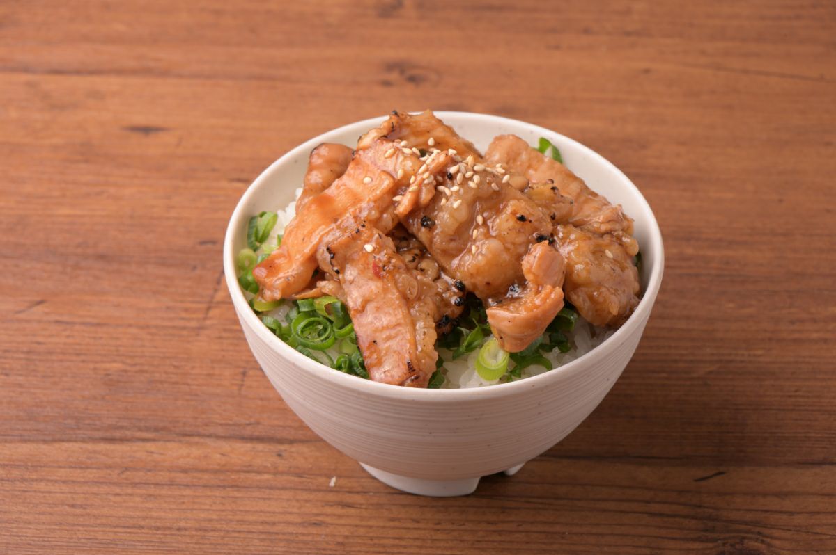 「元祖ホルモン丼の具」を炊きたてのご飯の上に盛り付けた調理後の画像。特製タレがたっぷり絡んだ濃厚なホルモンと、ご飯の相性が抜群なスタミナ満点の丼。