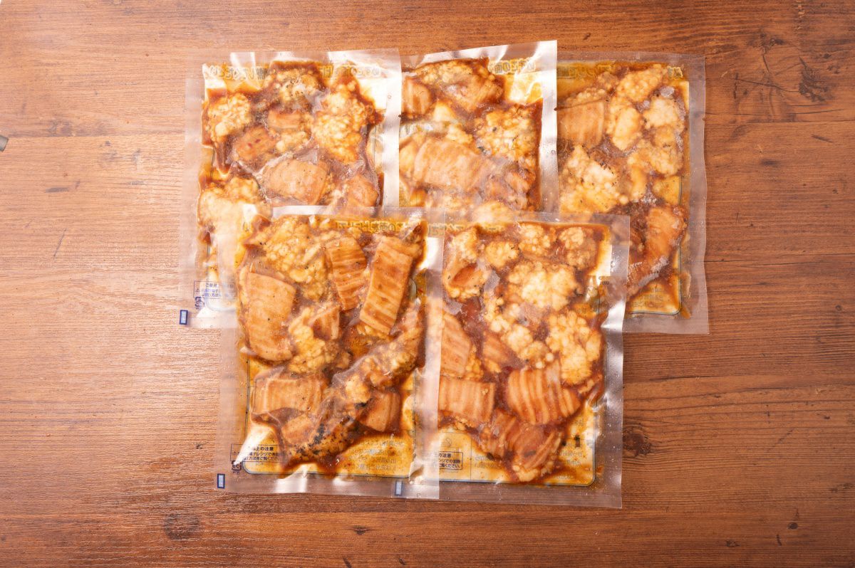 「元祖ホルモン丼の具」のレトルトパックが複数並んだ内容量画像。ご家庭で手軽に元祖の味が楽しめる、便利な冷凍または冷蔵のお取り寄せセット。