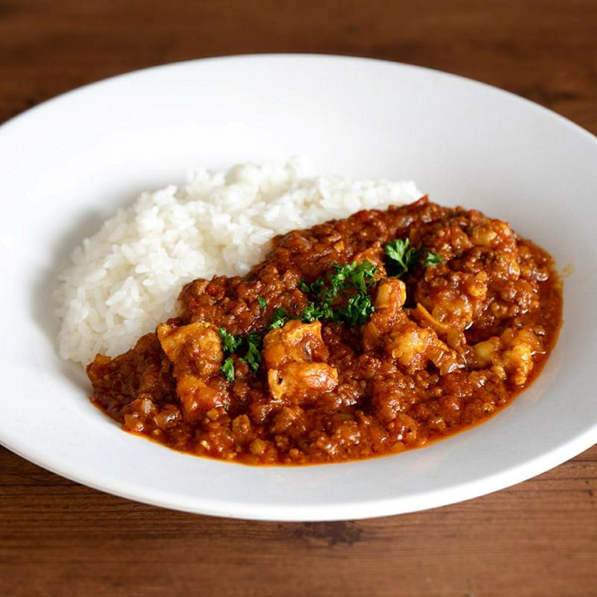 厳選した牛ホルモンを贅沢に使用した「牛ホルモンキーマカレー」の調理後の盛り付け画像。濃厚なホルモンの旨味とスパイスの香りが広がる、食欲をそそるキーマカレー。