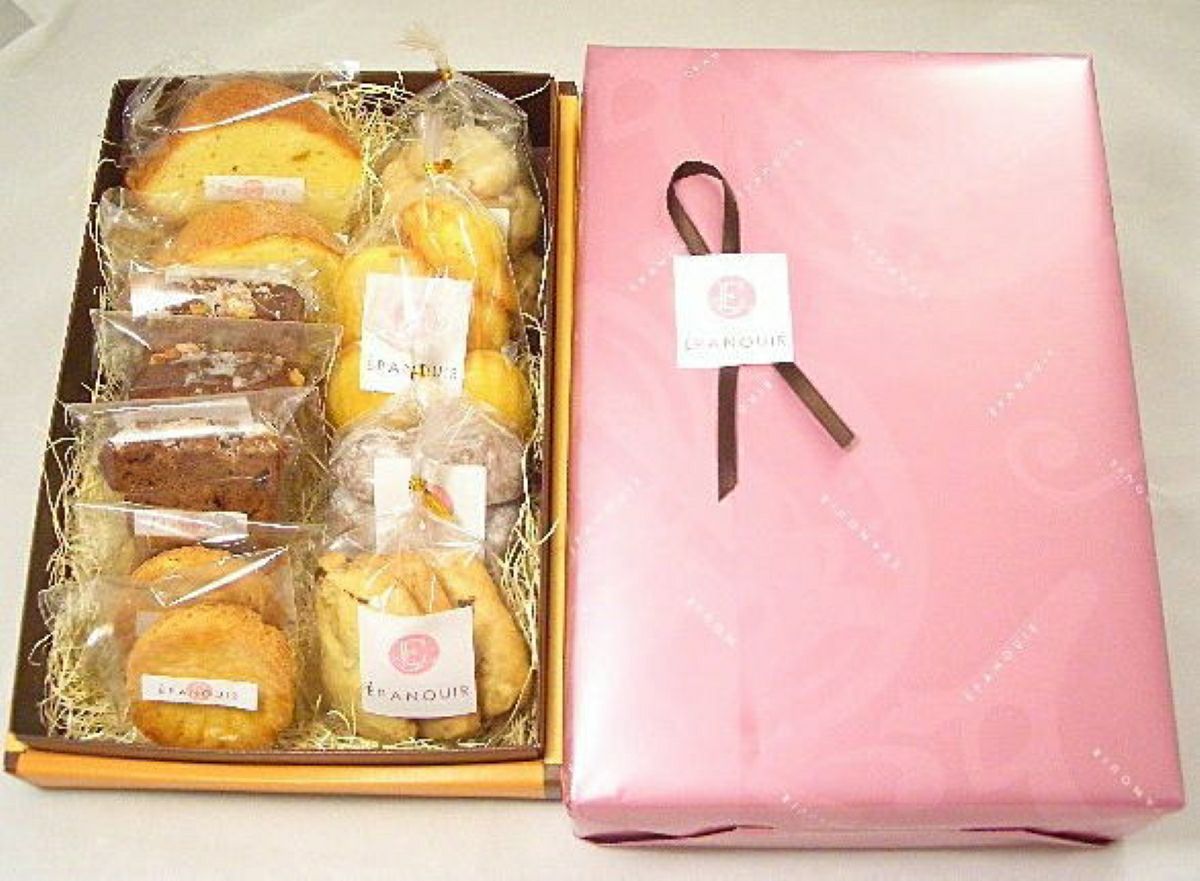 「エパヌイールの焼き菓子詰合せ」の内容量が入ったギフト箱と、おしゃれなラッピングが施された箱が並んでいる画像。中身と贈り物としてのイメージを同時にアピール。