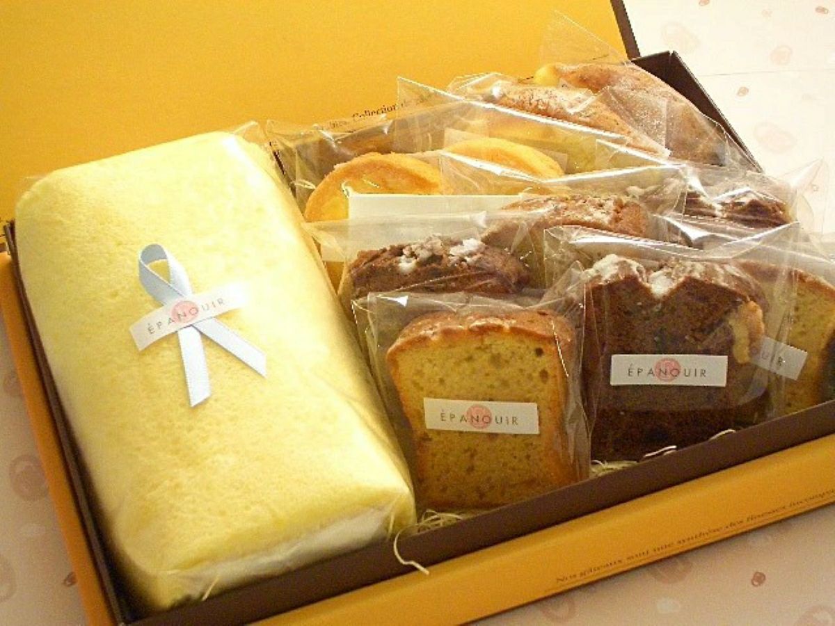 「シフォンロールと焼き菓子詰め合わせ」のギフト箱に、シフォンロール1本、ケークショコラ3個、マロンケーキ3個、オレンジケーキ2個、ガレット2個が詰められた内容量画像。