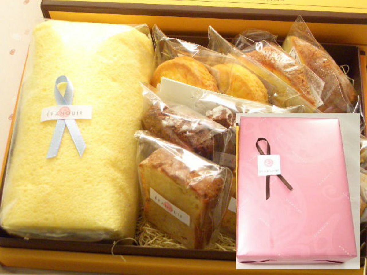 「シフォンロールと焼き菓子詰め合わせ」の内容量画像。ギフト箱の右下に、おしゃれな包装紙でラッピングされたイメージが添えられている。