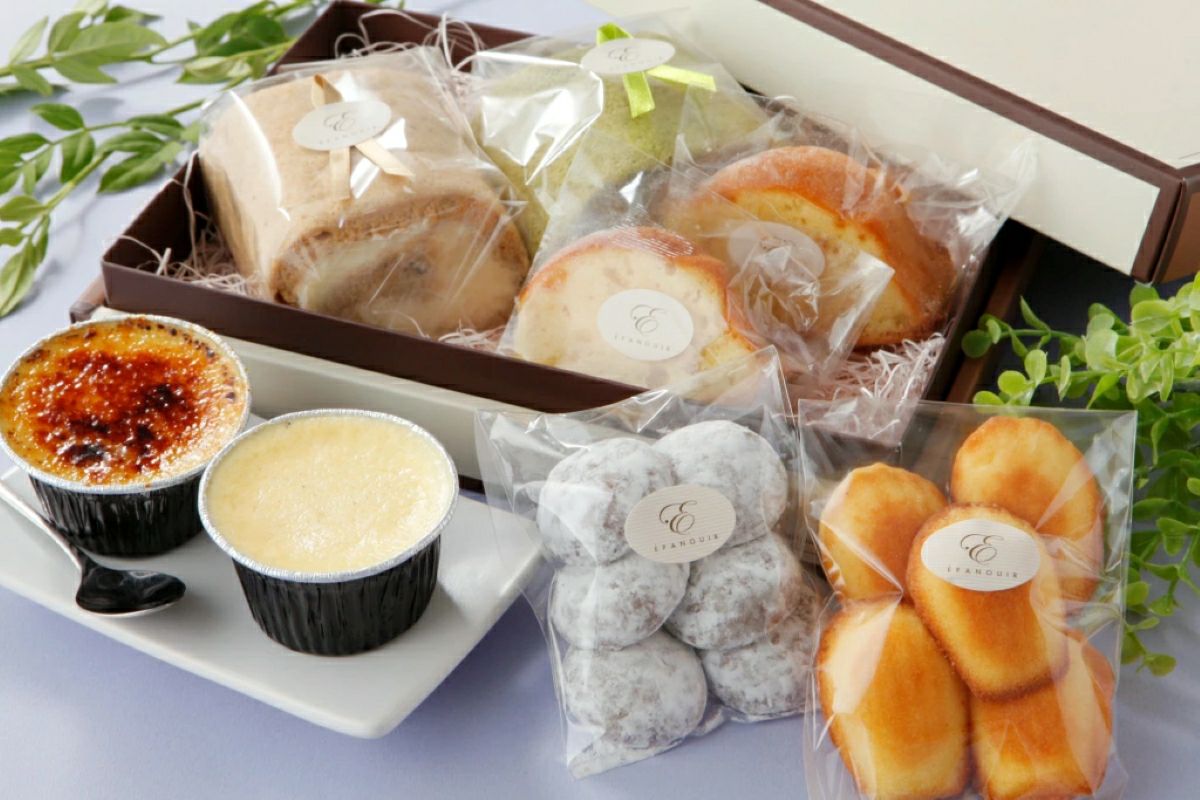 「ロール2種類とプリン詰合せ ROSE」のギフト箱に、湯の香プリン2個、シフォンロール2本、ショコラネージュ5個、オレンジケーキ2個、マドレーヌ5個が詰められた内容量画像。