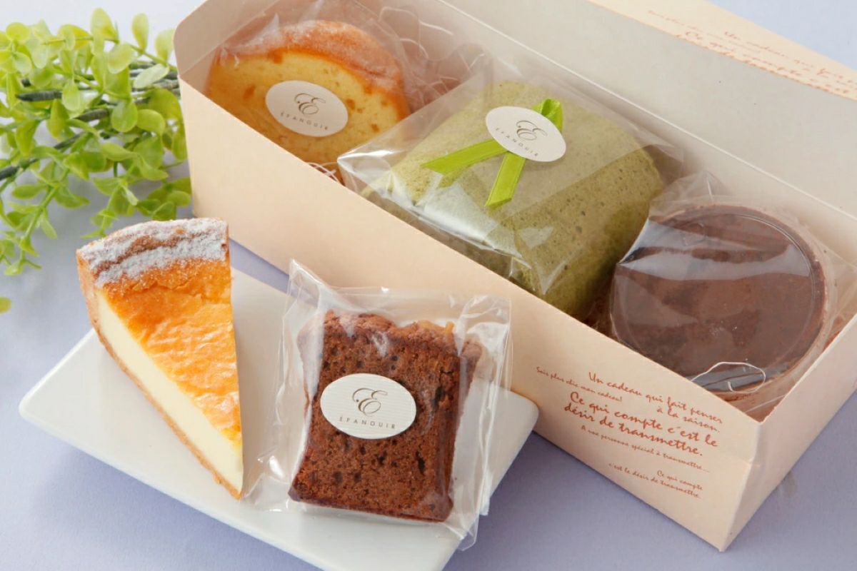 「ふんわりロールと焼き菓子の詰合せ デイジー」のギフト箱に、シフォンロール1本、ティラミス1個、フロマージュ1カット、オレンジケーキ1個、ケークショコラ1個が詰められた内容量画像。