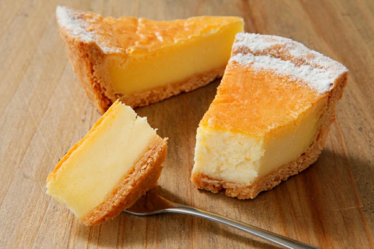 詰め合わせに含まれる「フロマージュ（ベイクドチーズケーキ）」のカット商品の画像。クリームチーズを贅沢に使った、濃厚でなめらかなベイクドチーズケーキ。