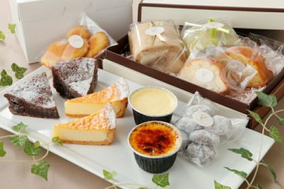 「とろ～りプリンと焼き菓子詰合せ 蘭」のギフト箱に、湯の香プリン2個、シフォンロール2本、ショコラネージュ5個、オレンジケーキ2個、マドレーヌ5個、フロマージュ2個、クラシックショコラ2個が詰められた内容量画像。